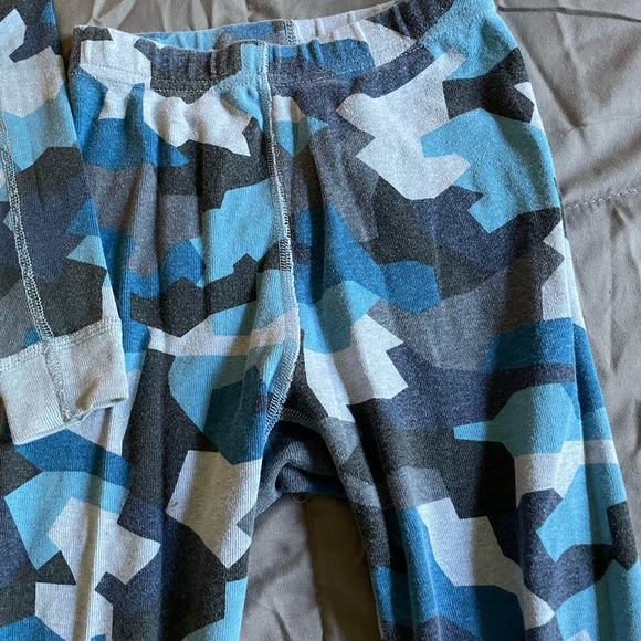 Hanna Andersson blue camo pajamas size 6-7 - Picture 3 of 5